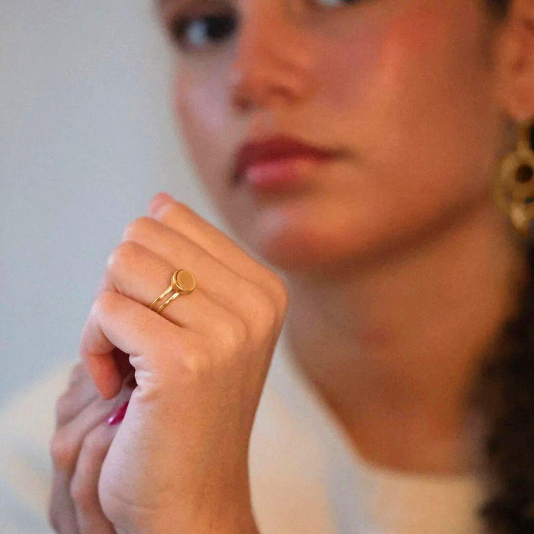 Guldring på modellhand