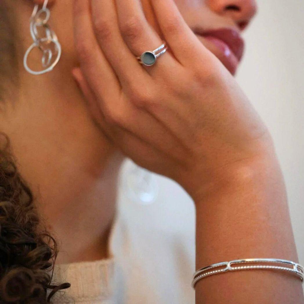 Ring, örhänge och armband i silver på modell