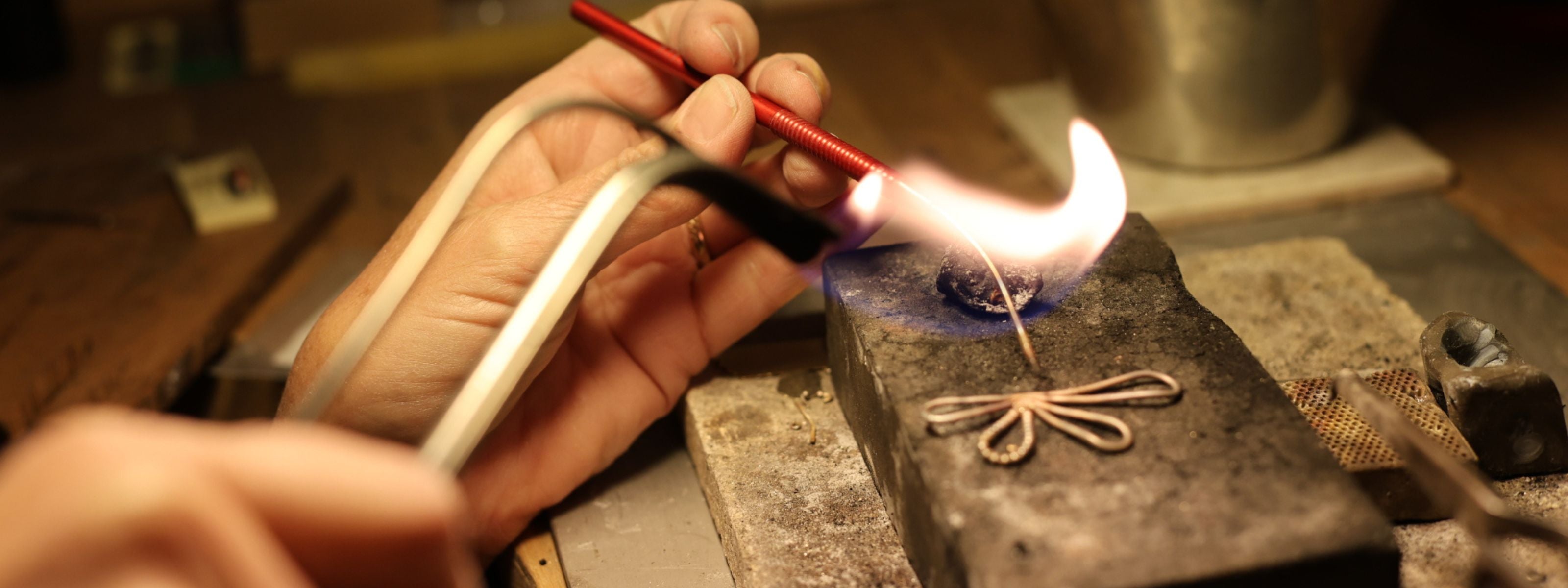 Hantverksarbete av Guldsmedsmästare i studio Slow jewelry ABCM Studio