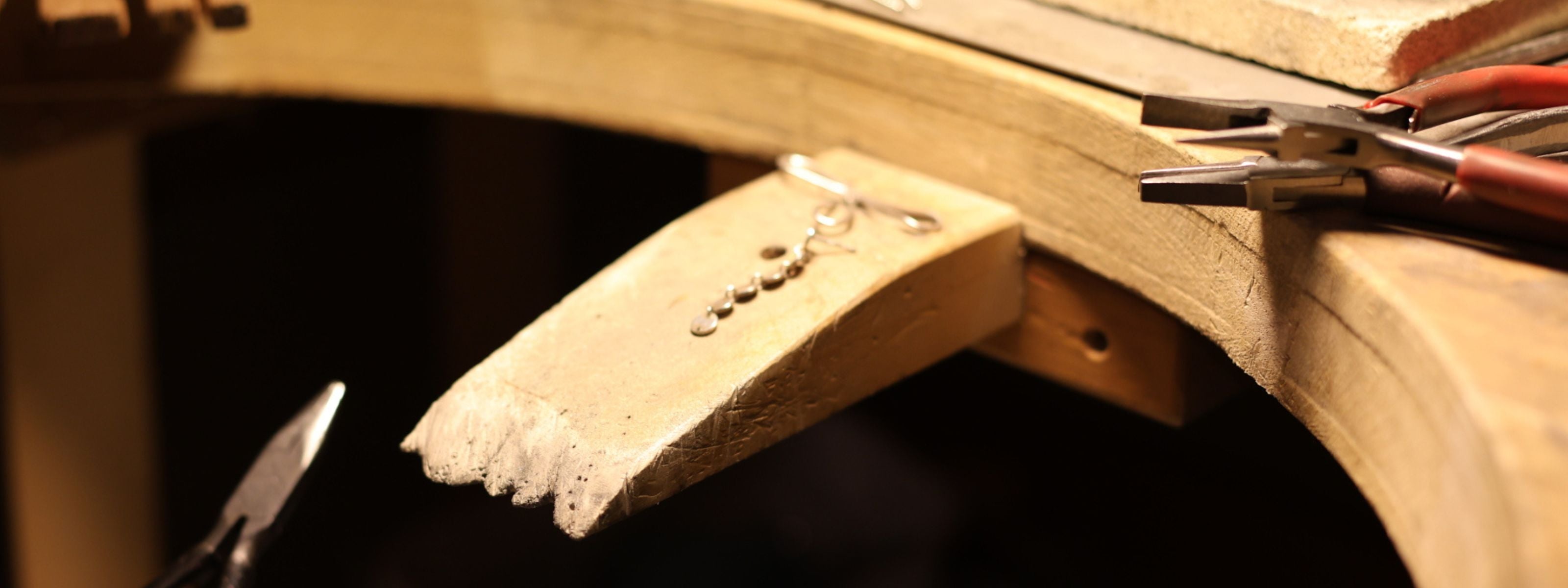 Hantverksarbete av Guldsmedsmästare i studio Slow jewelry ABCM Studio