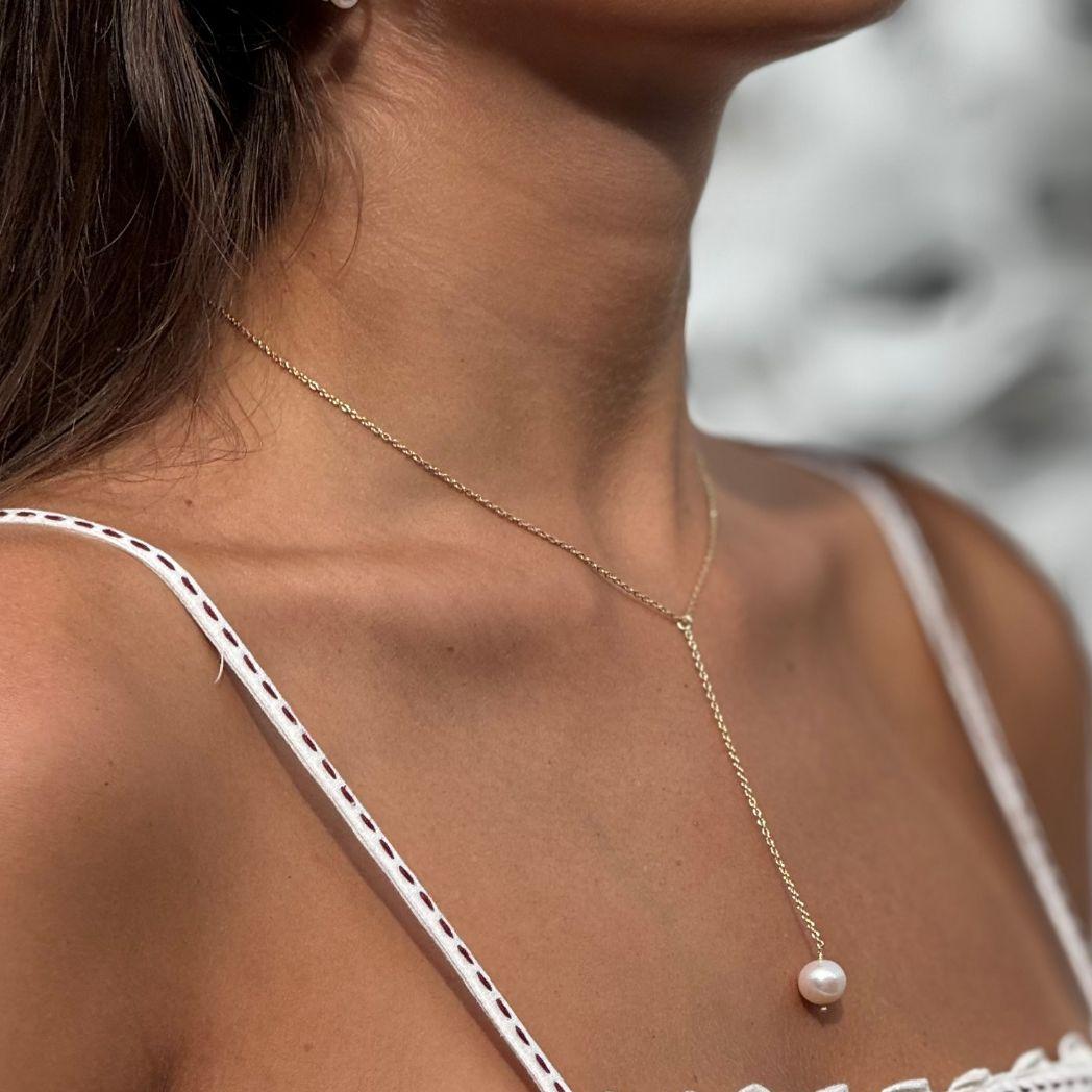 Pärlhalsband i guld på modell