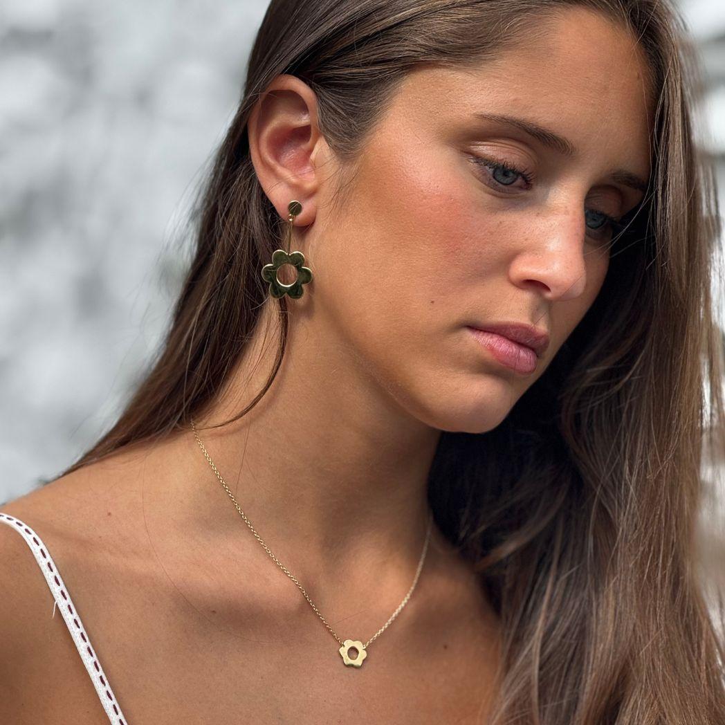 Halsband och örhänge i guld i formen av en Daisy (blomma)