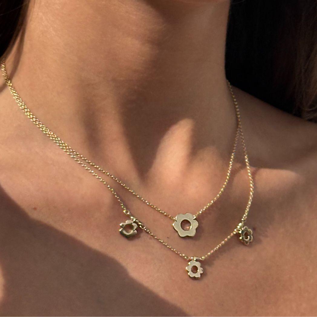 Daisy blommor som halsband i guld