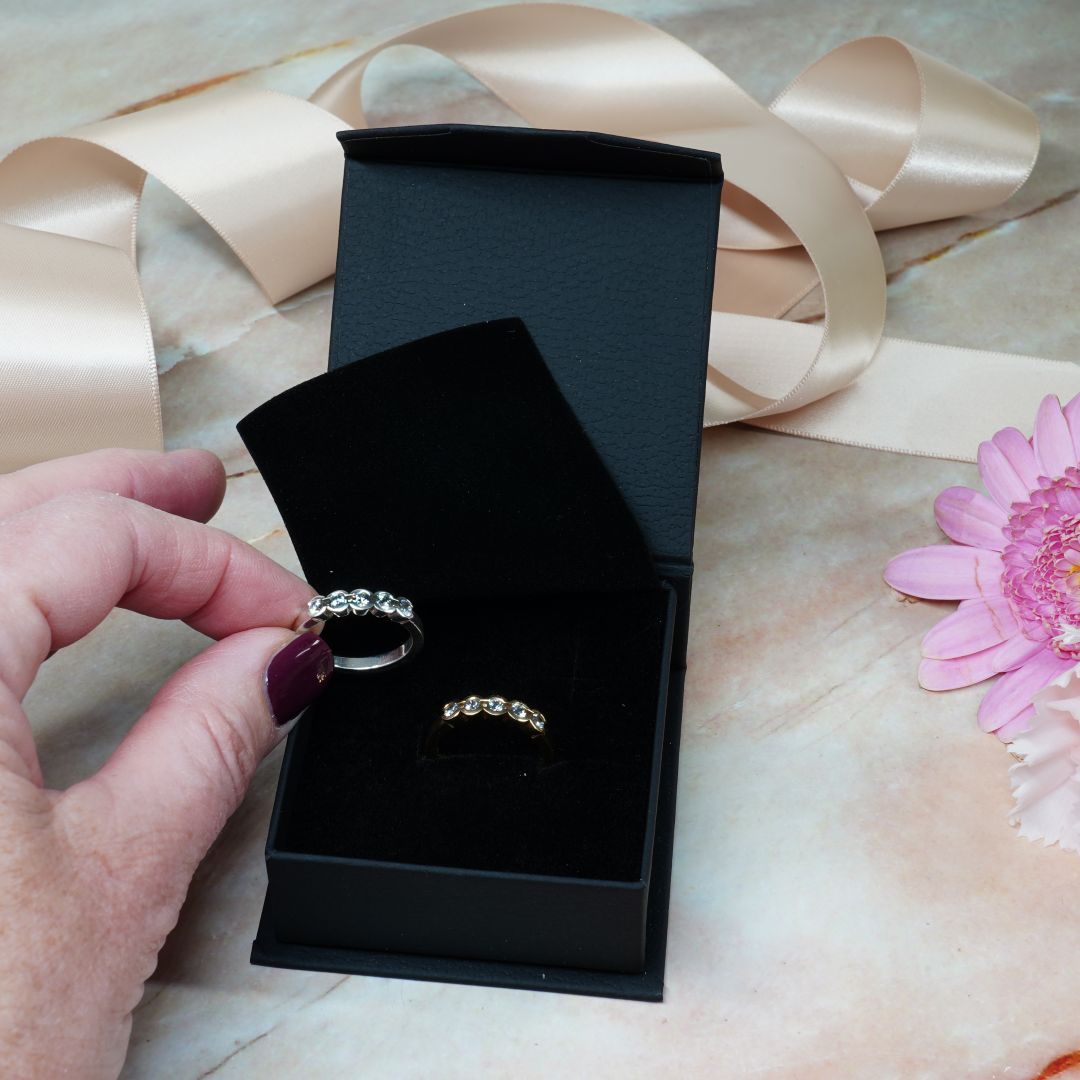 Clara ringar med fem diamanter i ask