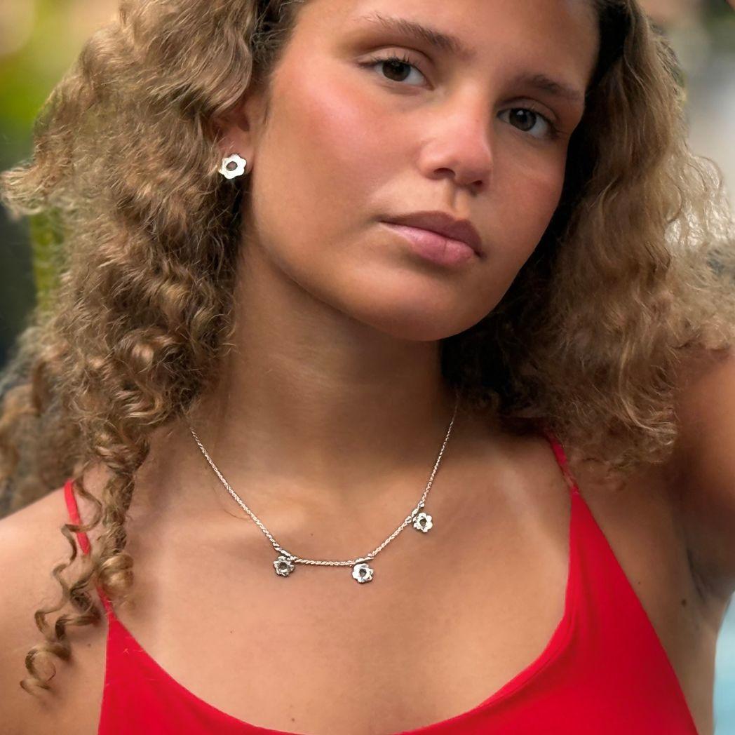 Daisy halsband i silver med 3 blommor