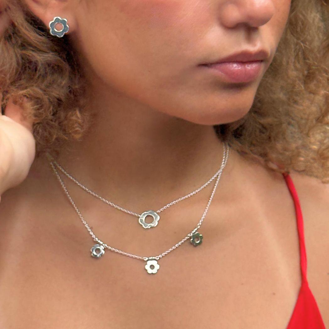 Daisy halsband i silver med 3 blommor