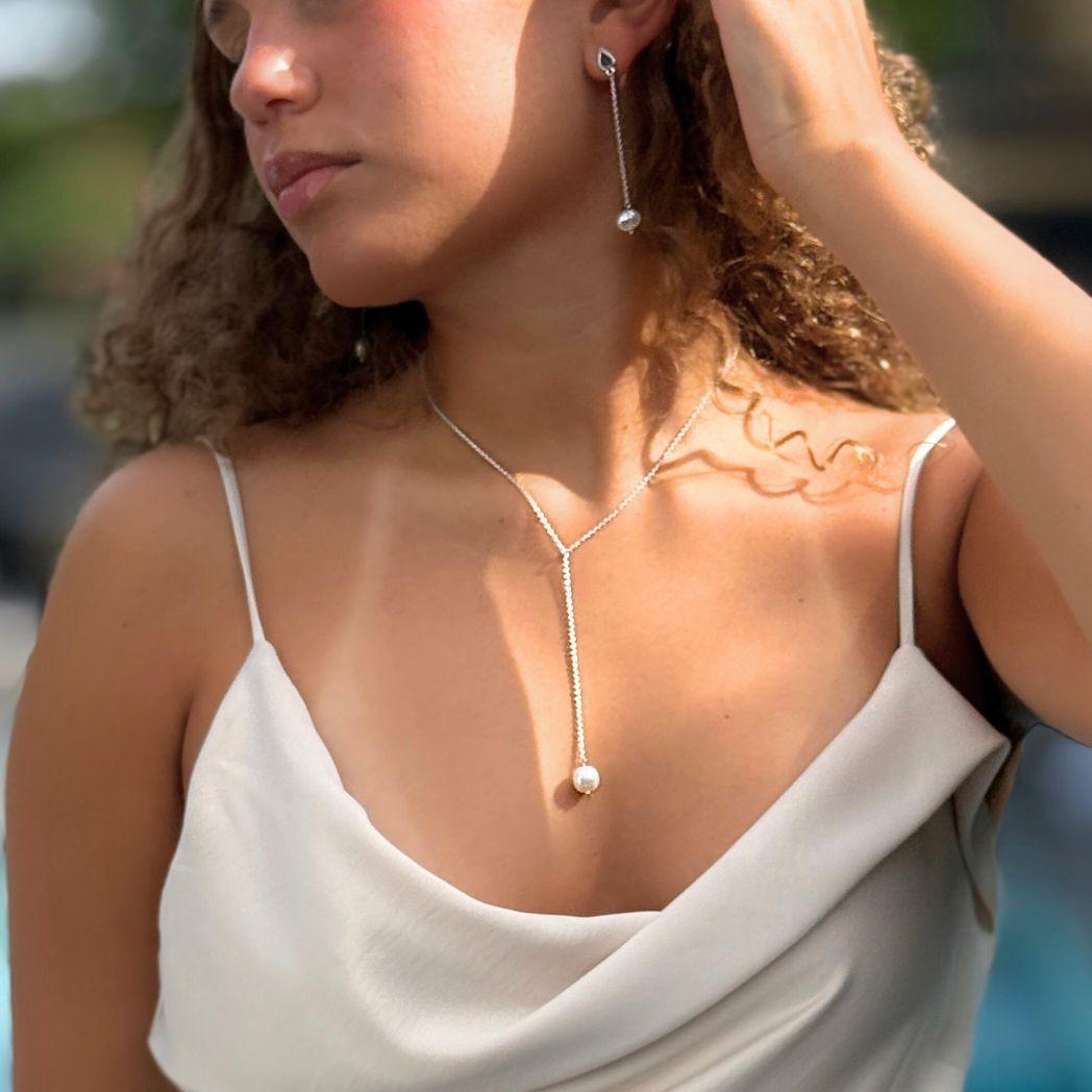 Silverörhänge och halsband med pärla