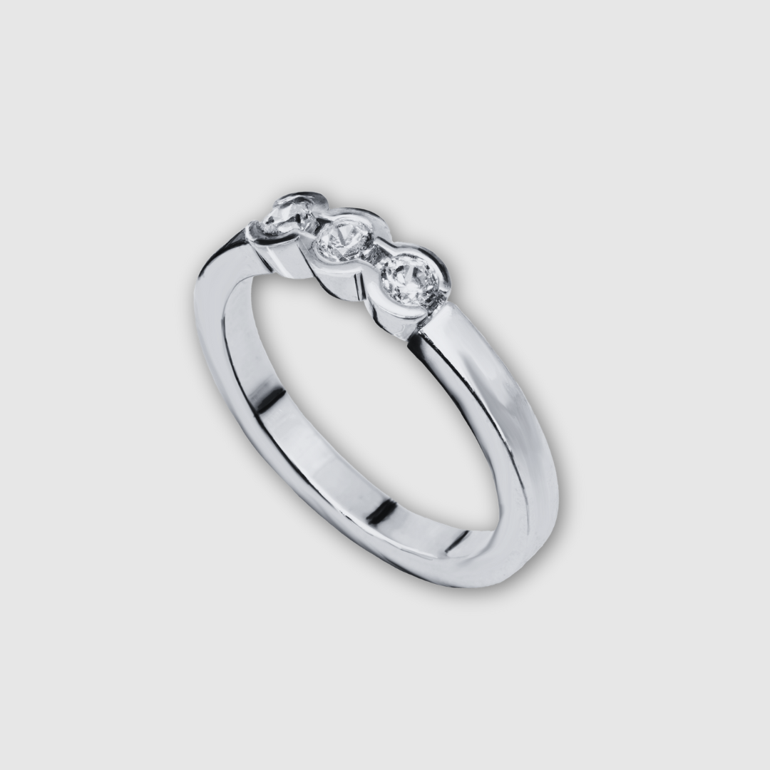 Clara stilren silverring med 3 diamanter