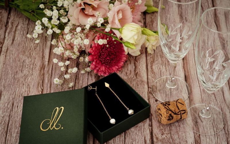 Studentpresent - ask med örhängen och blommor