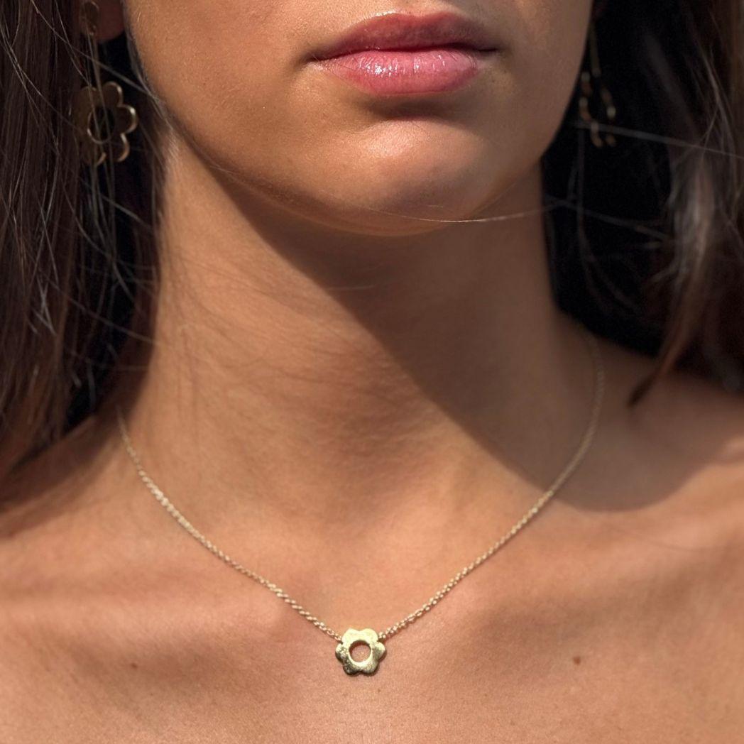 Halsband av guld i formen av en Daisy blomma 