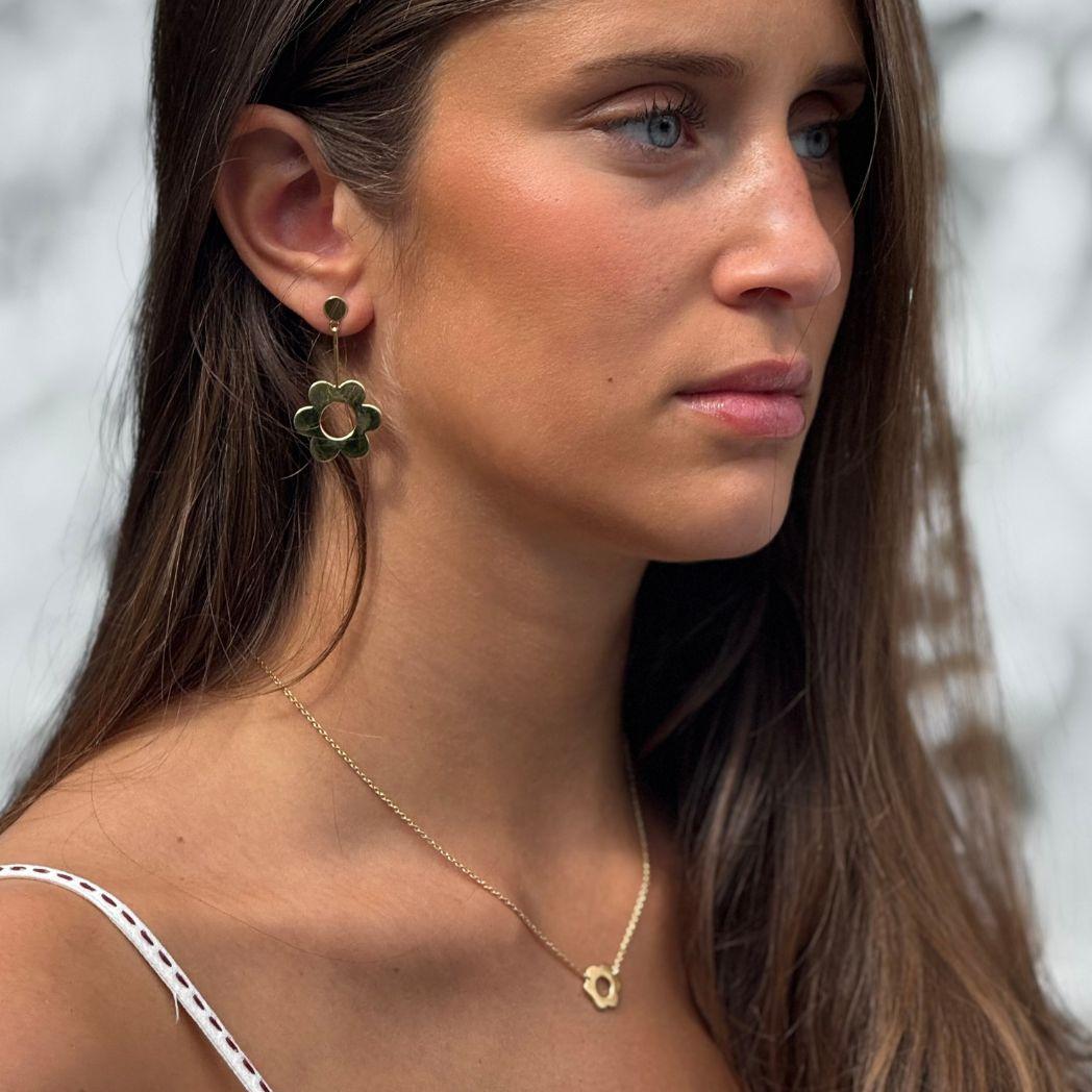 Stora Daisy örhängen i guld och halsband i guld 