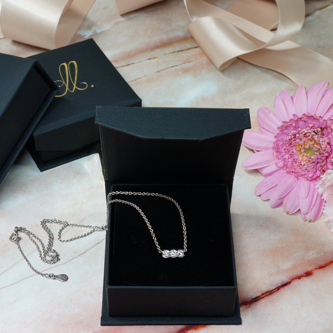 Clara silverhalsband med diamanter i ask