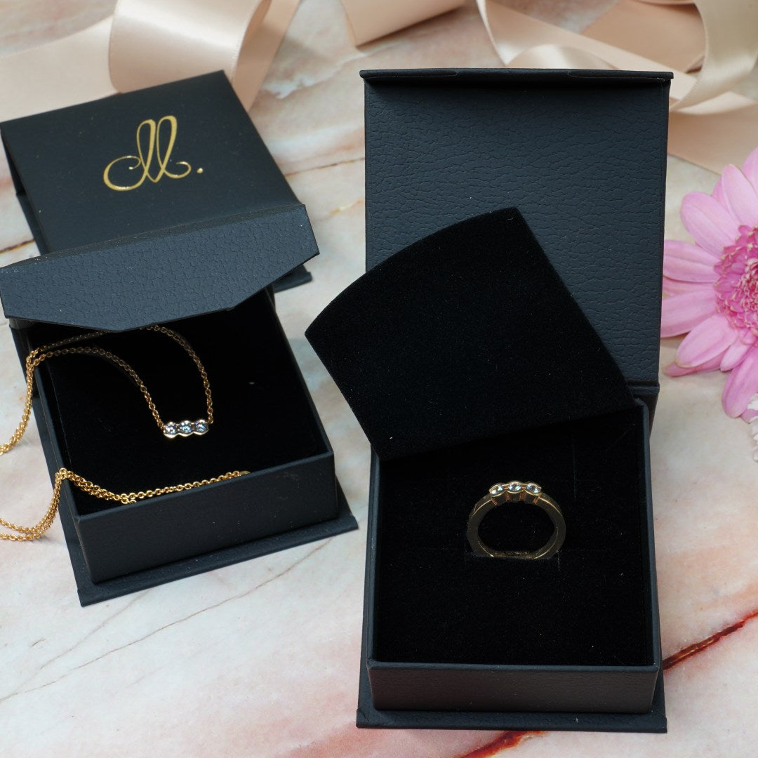 Clara ring i rödguld med tre diamanter i ask