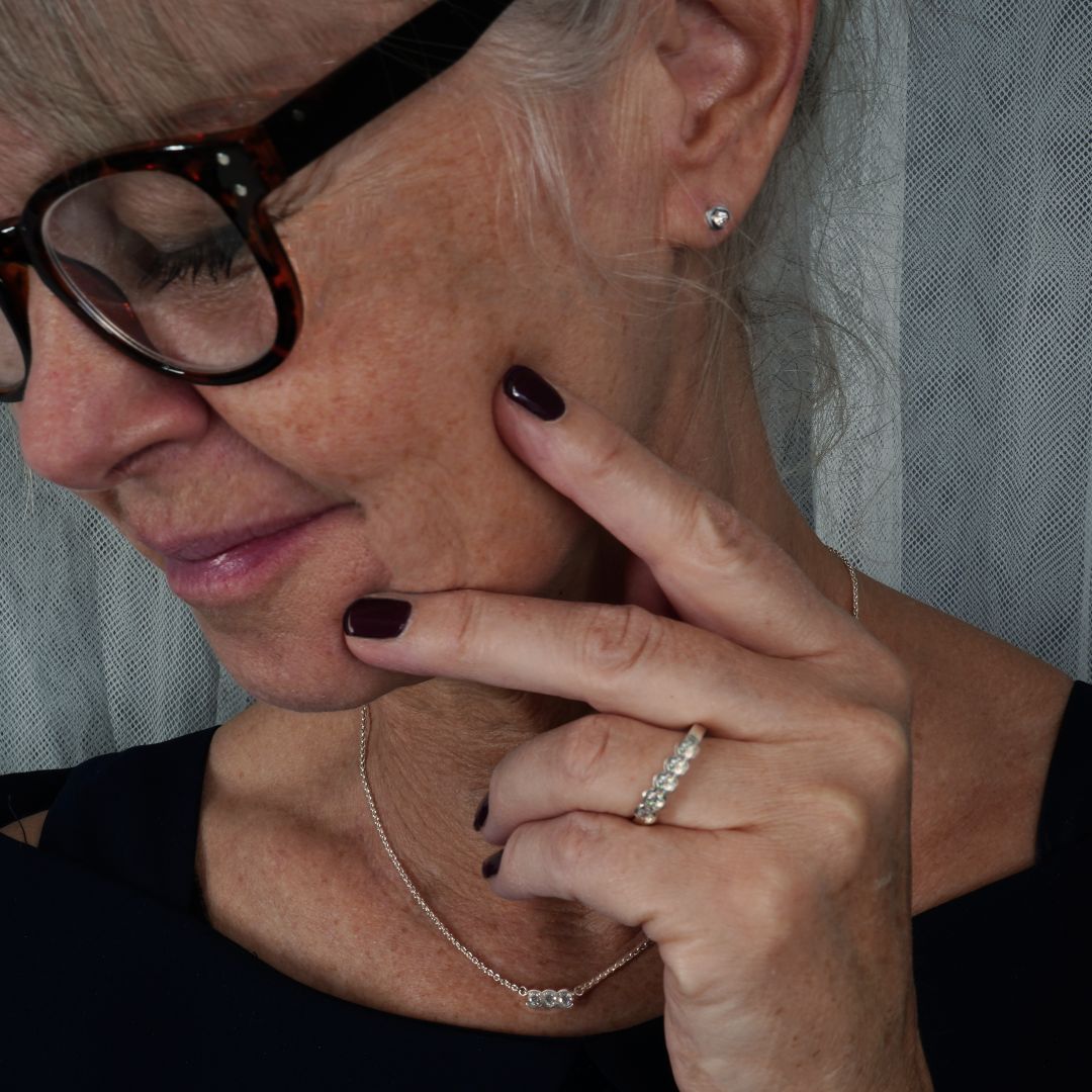 Clara halsband med  tre diamanter och örhängen med diamanter