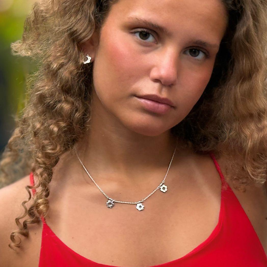 Daisy halsband i silver med 3 blommor 