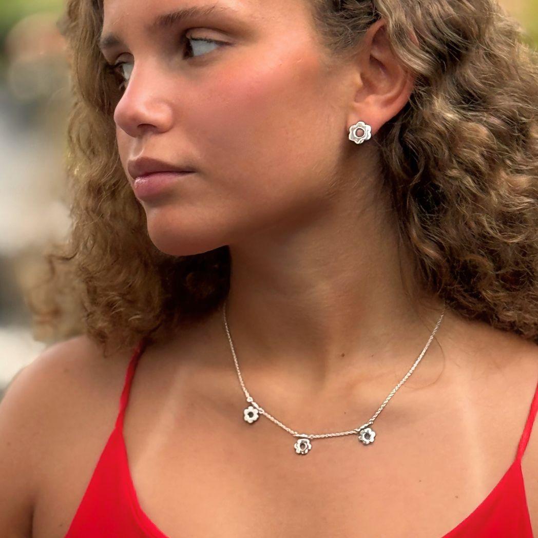 Daisy örhänge i silver 