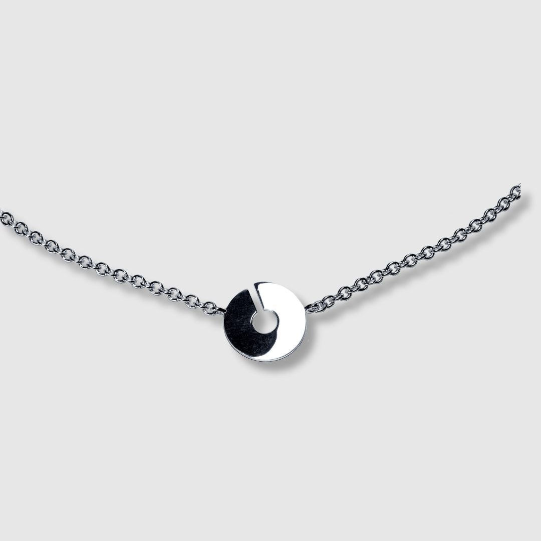 Designhalsband i silver från ABCM Studio. Grace Collection. 