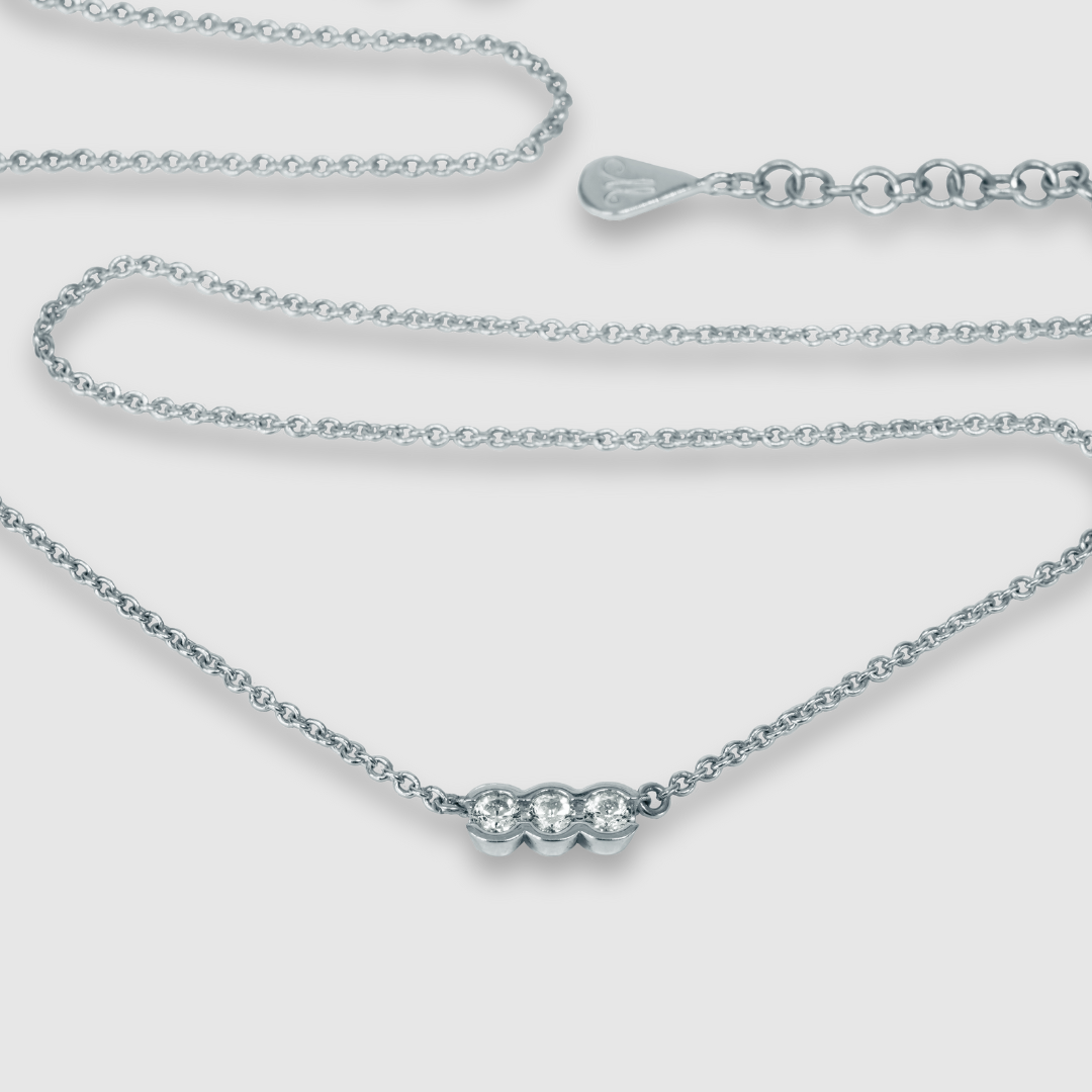 Halsband i silver med 3 diamanter 