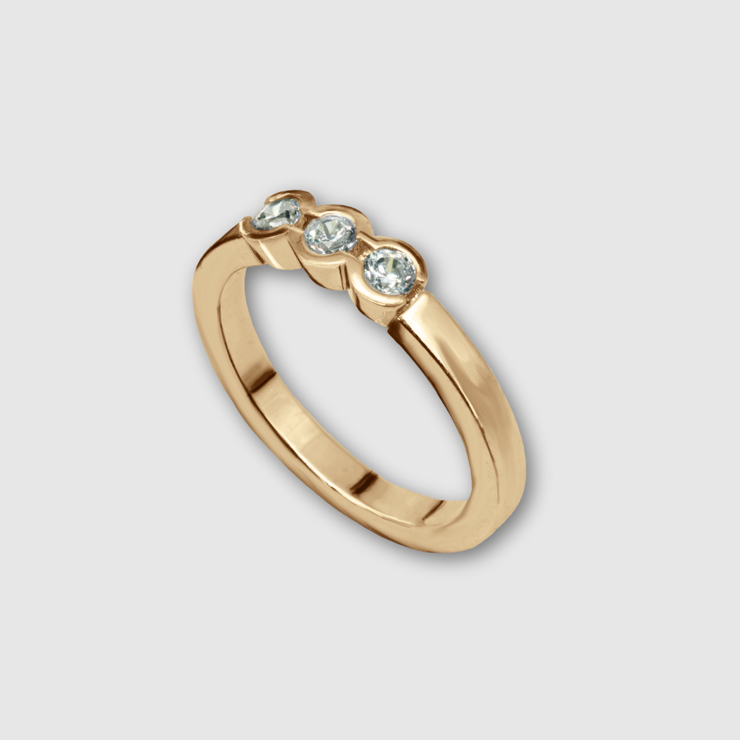 Clara ring i återvunnet rödguld med tre diamanter