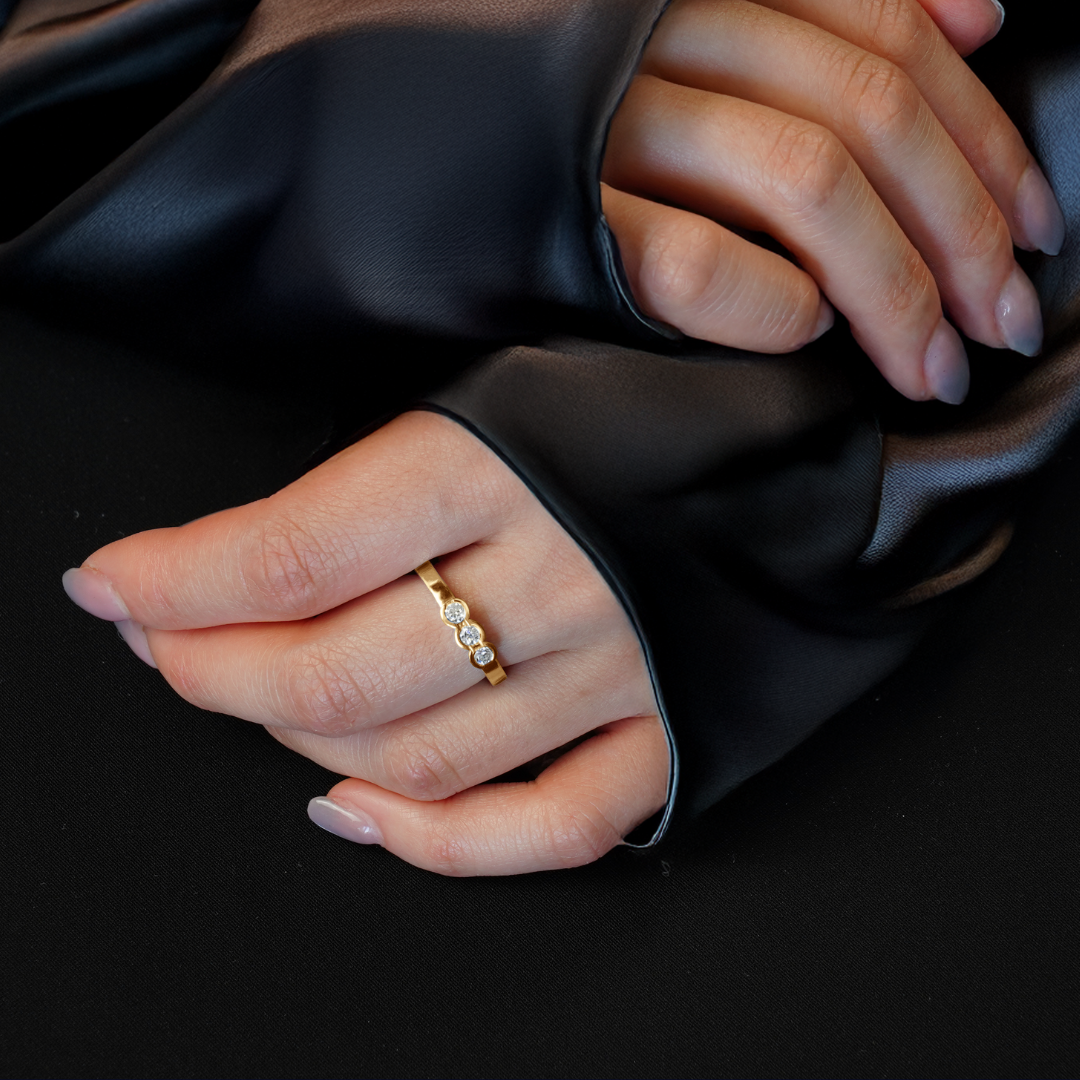 Clara ring i rödguld med tre diamanter