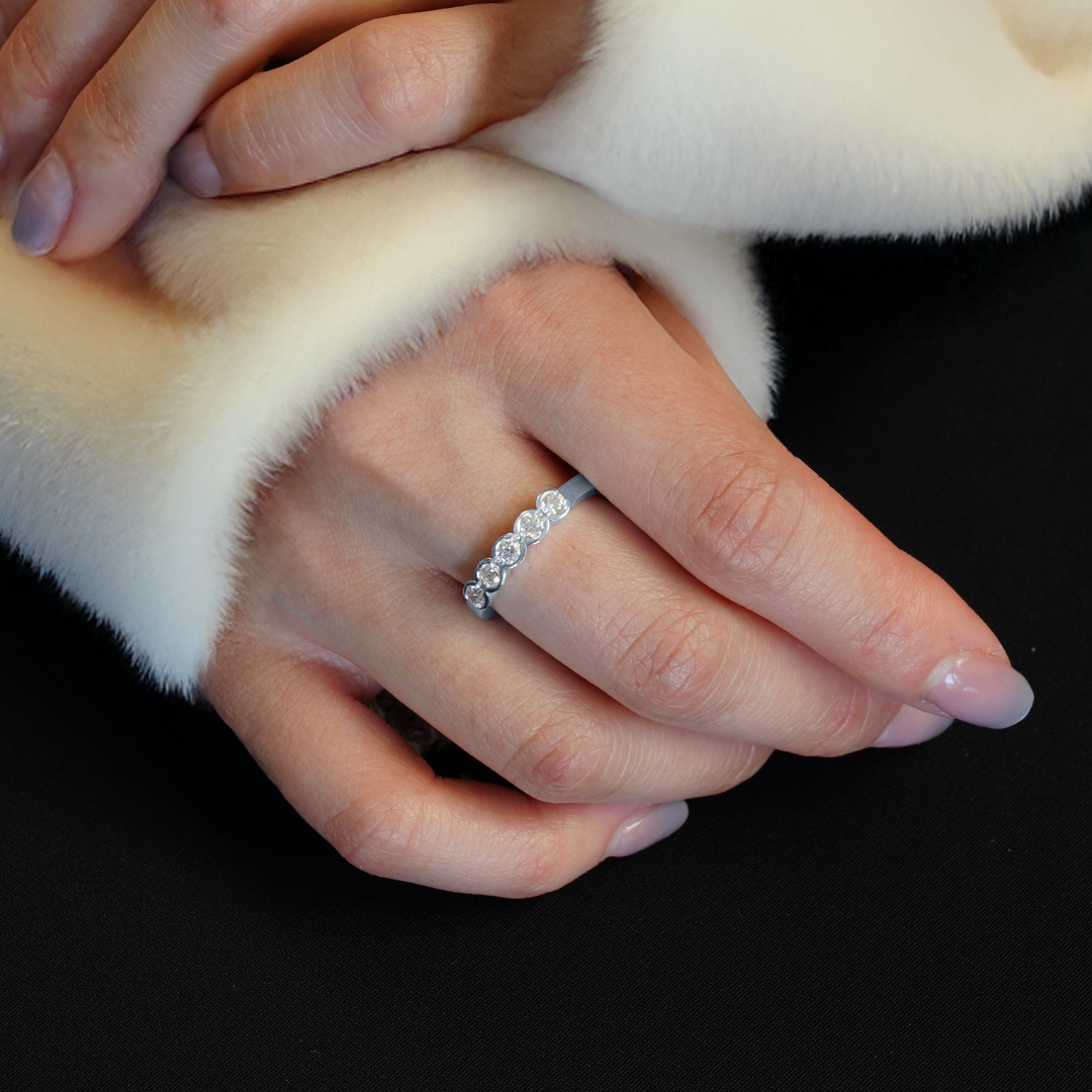 Clara ring i återvunnet silver med fem diamanter