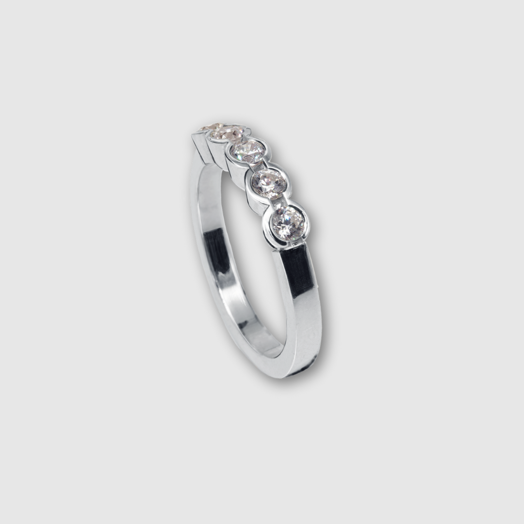Clara 5 stensring i vitguld och diamanter