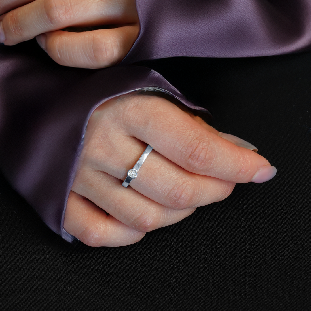 Ring i återvunnet silver med 1 diamant 