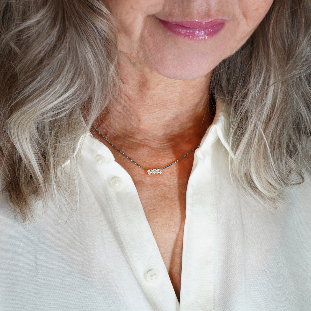 Clara silverhalsband med tre diamanter 